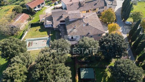 Prestigious property a few meters from the historic center of Spoleto, in a hilly position 19th century villa of 500 sqm on two levels over a beautiful loft area, composed by: ground floor: various living areas, two bathrooms, on the first floor two ...