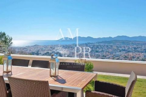 Sur les hauteurs de Cannes, dans un secteur résidentiel convoité au calme absolu, superbe villa bénéficiant d'une vue mer panoramique mer et montagnes Une surface habitable de 300m² comprenant un vaste séjour, cuisine équipée, 5 chambres en-suite Nom...