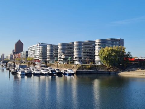 Freuen Sie sich auf ein zentral, in ruhiger Nebenstraße gelegenes Appartement für 1 bis 2 Personen, nur 200m zum Duisburger Hauptbahnhof und der U-Bahn nach Düsseldorf, nahe der Universität, dem Innenhafen sowie dem Zoo Duisburg. Das Appartement befi...