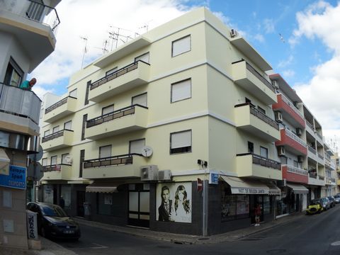 2 bedroom apartment, used. It is located on the 1st floor of a building without elevator. It is sold furnished and equipped, has a pantry and a balcony. Located in the city center in a quiet area, close to goods and services.