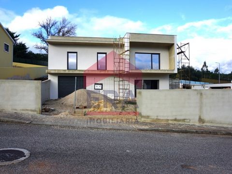 3 bedroom house on a plot of 772m2 - under construction. Comprising basement with garage; with 70.00m2 (space for 2 or more vehicles). Open space living room and kitchen, 3 bedrooms, one en suite and south-facing balconies. Kitchen with island and eq...