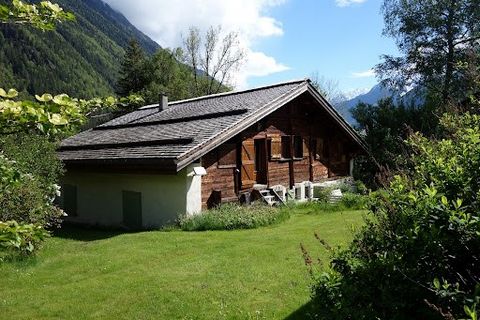 Exclusivité AIM Sur un magnifique terrain arboré de 2 474m2 propriété sans pareil ! Ancienne ferme rénovée comprenant au R.D.J : entrée, salle à manger avec poêle à granules, un grand séjour avec cheminée avec insert, une grande salle TV, une cuisine...