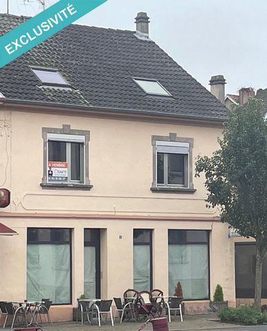 Cette jolie maison semi-mitoyenne idéalement située au centre ville de Sarralbe avec une vue imprenable sur la place de la mairie, à proximités des écoles maternelles et élémentaires et proche des commerces vous séduira par ses grands espaces. De plu...