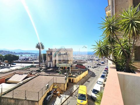 Situé dans un immeuble de bon stading, vous tomberez sous le charme de ce joli appartement du 2ème étage. La climatisation, le double vitrage, et la cuisine entièrement équipée en font des atouts majeurs. Vous pourrez profiter de la terrasse pour pre...