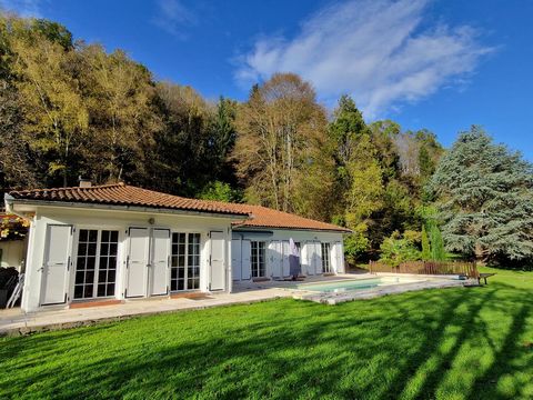 Exclusively at Arieg'immo by Selection Habitat! 5 minutes from Lavelanet, this villa of approximately 173 m² is wonderfully located on its land of approximately 1.5 hectares, at the foot of the mountains. This charming single-storey house invites you...