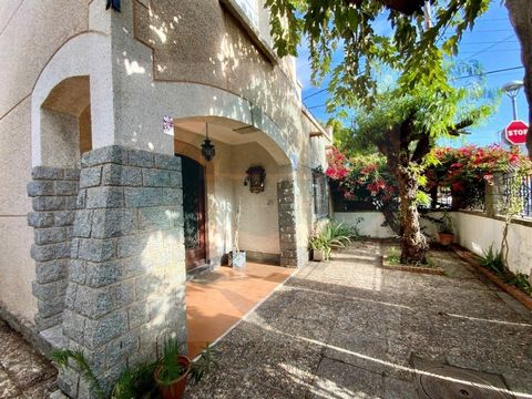 Casa independiente en el corazón de Ocata: un oasis a 5 minutos de la playa Imagina vivir en una casa llena de encanto y personalidad, rodeada de un bonito jardín que te recibe al llegar. Esta joya del año 1954, con 140 m² construidos y 180 m² de sup...