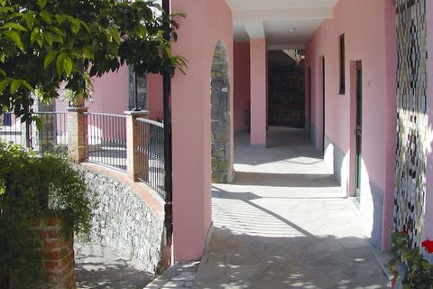 Idílico agroturismo en el pequeño pueblo de Casanova Lerrone, en el interior de Liguria, rodeado de olivares y bosques. Un lugar ideal para practicar trekking, bicicleta de montaña y paseos a caballo. La finca todavía produce aceite de oliva a partir...