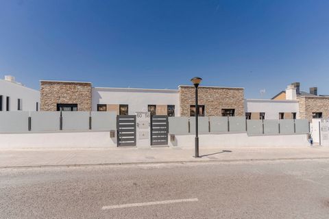 Vivienda para a estrenar, con urbanización El Serrallo, una de las mejores zona de Granada. Vas a poder disfrutar del encanto y la luz que te ofrece esta casa... Podremos entrar a nuestro amplio parking privado por una zona habilitada para ello en mo...