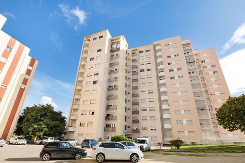 Descubra este espaçoso apartamento T3, localizado numa zona privilegiada do Carregado, próximo de escolas, serviços, centro de saúde e comércio. Este imóvel oferece boas áreas e um layout funcional, com uma clara separação entre a zona social e a zon...