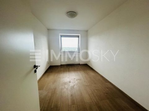 Welkom in dit charmante appartement dat zowel gezelligheid als functionaliteit combineert. Met een klein appartement van 27m² en een groot appartement van 89m² biedt deze woning voldoende ruimte voor verschillende levensstijlen. De ruime woonkamer va...