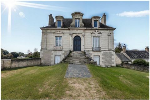 Cette propriété offre un cadre de vie paisible au cœur de cette charmante commune de la vallée de la Loire, (40 minutes Gare de Tours par l'A85). Célèbre pour ses paysages pittoresques et ses vignobles réputés. Proche des commodités locales et des si...