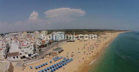 Fantastique appartement T1 avec vue sur la mer à Armação de Pêra. Appartement entièrement rénové avec une cuisine neuve et équipée ; salon et salle à manger avec balcon offrant une vue sur la mer ; une salle de bain complète et une chambre également ...