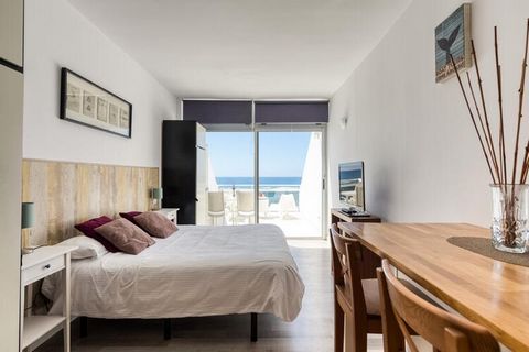 Ce charmant studio, situé en première ligne de la plage de Las Canteras, offre une vue imprenable sur le littoral et des couchers de soleil à couper le souffle, certains jours permettant d'apercevoir le Teide depuis Tenerife. Niché au cœur de la vill...