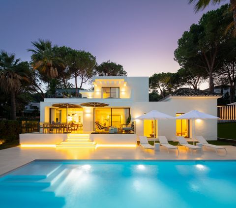 Denna lyxiga villa ligger i hjärtat av Marbella, Malaga, som erbjuder fantastisk utsikt över La Concha. Med 5 rymliga sovrum och 5 badrum, är denna egenskap perfekt för dem som söker en bekväm och elegant livsstil. Villan har ett totalt byggt område ...