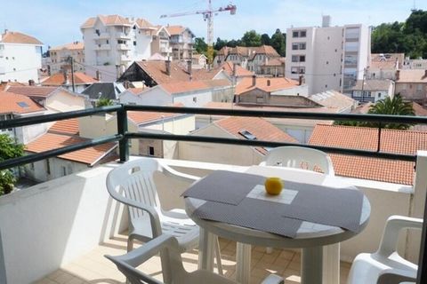 Arcachon T2 blisko centrum i plaży Apartament dla 4 osób na 3 piętrze położony w cichej i bezpiecznej rezydencji z windą blisko sklepów i plaży (100m) Składa się z przedpokoju, w pełni wyposażonej i zamkniętej kuchni, jadalni/salonu z sofą/łóżkiem, s...