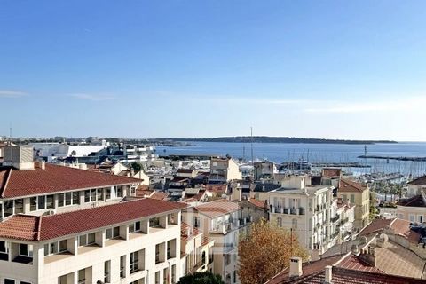 En avant dernier étage avec une très jolie vue mer et sur le vieux Port de Cannes. Parfait pour la vie quotidienne avec tout le centre ville de Cannes à pied. Appartement entièrement rénové offrant 3 chambres dont une de maître. Grand séjour avec cui...