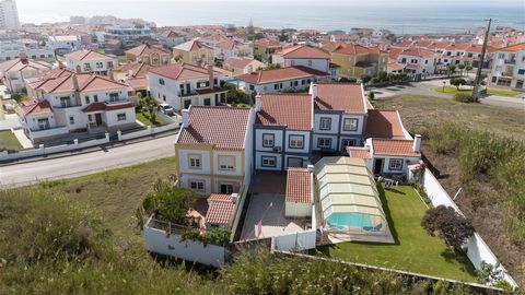 Ubicada en la Praia da Areia Branca, esta villa de 3 dormitorios es la opción ideal para aquellos que buscan una casa cerca del mar, en una ubicación tranquila con comodidades diarias a pocos minutos. En la planta baja, cuenta con un gran salón, un b...