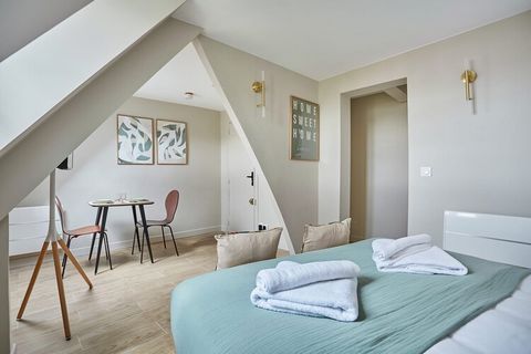 Bienvenue dans notre charmant studio au Cœur du Marais extrêmement bien situé à quelques mètres de la célèbre Place des Vosges, de ses commerces, cafés, restaurants et lieux culturels. Niché dans un immeuble typiquement parisien, notre appartement vo...