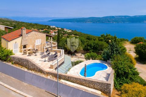 Location: Istarska županija, Labin, Rabac. Labin - Rabac Wir verkaufen ein wunderschönes Ferienhaus mit Swimmingpool in toller Lage mit spektakulärem Blick auf das Meer. Das Haus hat eine Gesamtfläche von 170 m2 und verteilt sich auf zwei Etagen. Vom...