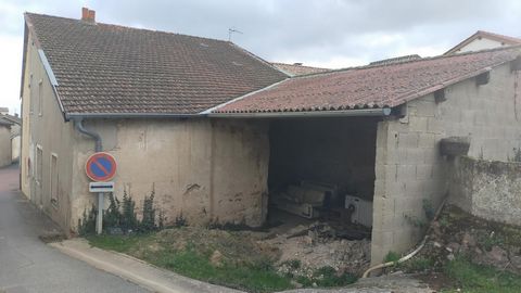 Situé sur la commune de Chiroubles à deux pas du centre, cette maison en plateau de 150m2, offre la possibilité à divers projets