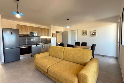 Enjoy a relaxing stay in this bright 64 m² apartment located in the peaceful Naïa residence, just 300 m from the sandy beach of Valras-Plage. Perfect for up to 5 guests, it offers a family-friendly setting with a private terrace and access to a seaso...