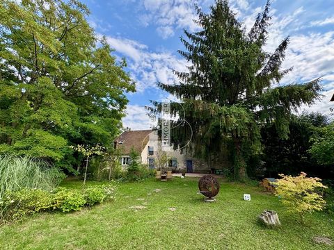 IB IMMOBILIER vous présente, à BOURRON-MARLOTTE, une LONGÈRE EN PIERRE pleine de charme, située dans un CADRE DE VIE PRIVILÉGIÉ, à deux pas de la Forêt. Nichée dans un VILLAGE DE CARACTÈRE RECHERCHÉ, à quelques minutes à pied des commerces, des école...