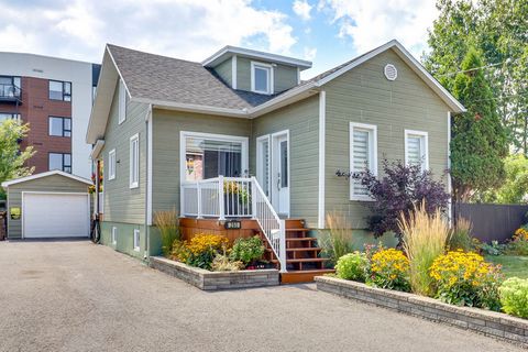 Cette propriété, soigneusement entretenue par les mêmes propriétaires depuis 26 ans, est une oasis de confort et de fonctionnalité. Avec ses 4 chambres, une pièce dédiée à un bureau à domicile et un sous-sol rénové offrant la possibilité d'un logemen...