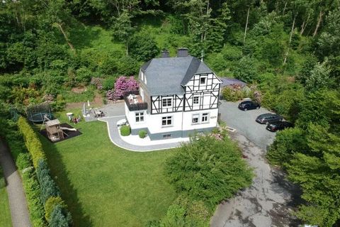 Rustig vakantiehuis, ideaal voor meerdere gezinnen, vrienden, 245m². Er staat een grote tuin tot uw beschikking. Wij bieden u 6 slaapkamers, 2 badkamers, 3 toiletten, WiFi en een terras en een balkon. Rustige ligging aan het einde van een doodlopende...