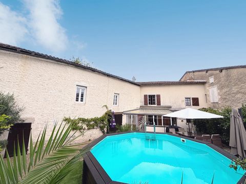 Magnifique Maison de Caractère Rénovée, avec Grande Grange et Jardin-Cour, Située dans l'un des Plus Beaux Villages de France