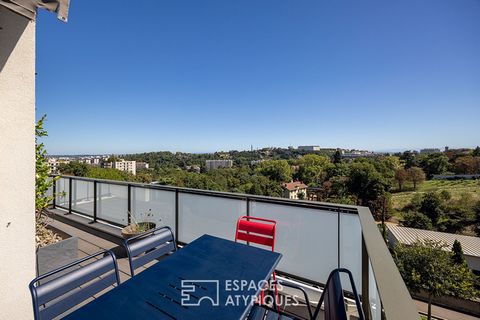 Situé dans le quartier prisé du Point du jour à Lyon 5ème, cet appartement en duplex de 140m2 avec terrasse de 45m2 et vue imprenable sur la basilique Fourvière prend place au dernier étage d'un immeuble récent. L'entrée dessert une grande pièce de v...