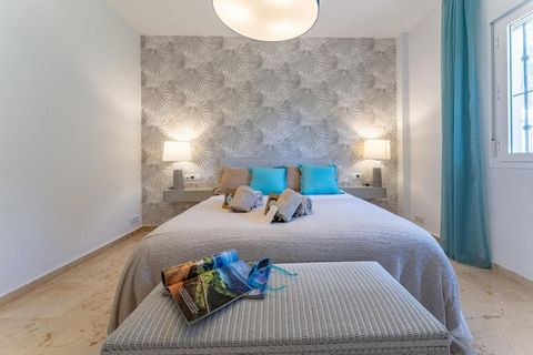 ¡Bienvenidos a esta maravillosa villa con piscina privada en Benalmádena Costa! Este alojamiento de alquiler vacacional es perfecto para hasta 8 personas, ofreciendo un espacio acogedor y confortable para que disfruten de unas vacaciones inolvidables...