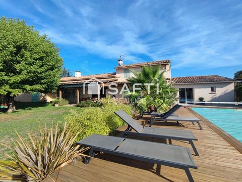 Propriété en pierre avec piscine et jardin arboré.