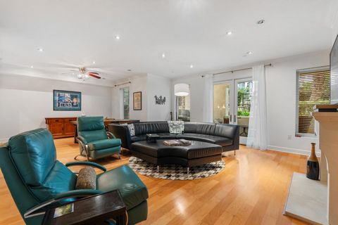 This spacious residence blends timeless design with an unbeatable location-just steps from world-class restaurants, charming boutiques, La Jolla's golf courses, and pristine beaches. The chef's kitchen will delight culinary enthusiasts, while the ser...