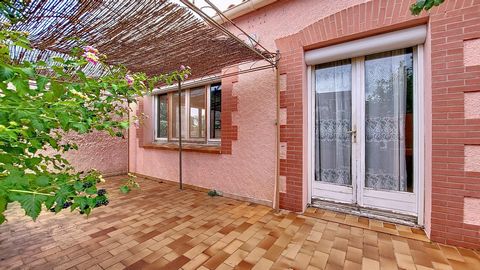 Située dans le charmant village de Saint-André (66690), cette maison construite en 1985, de plain pied sur un terrain de 400 m² environ propose une superficie habitable de 110 m² répartis en 4 pièces, dont 3 chambres. L'intérieur se compose d'un gran...