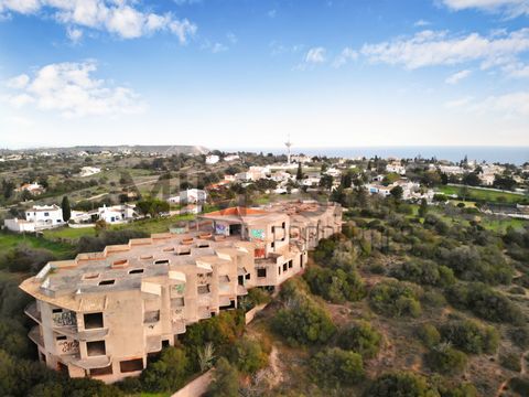 Magnífico lote de terreno na Praia da Luz. Com uma localização de excelência, a poucos minutos da bonita praia, com uma zona circundante de extrema beleza. Será composto por três pisos, sendo dois deles destinados a quartos. Com quartos simples, quar...