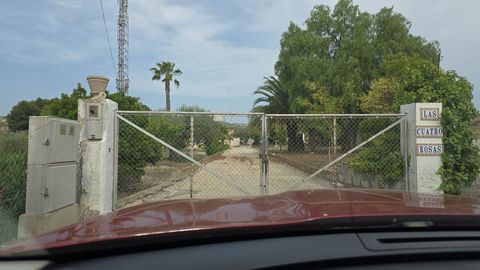 We zijn er trots op deze unieke kans te bieden om een ​​perceel grond te kopen met bijgebouwen, water- en elektriciteitsaansluiting, en een inkomen. Dit perceel bevat tal van pakhuizen die mogelijk kunnen worden omgebouwd tot een woning, aangezien er...