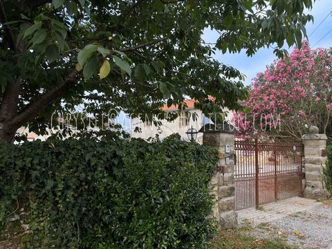 Corps de ferme intégralement restauré avec piscine, pool house et grande dépendance.