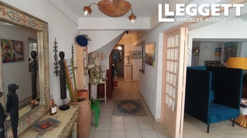A39701PVA24 - Maison de ville avec jardin et garage en plein centre ville avec tous les commerces à proximité. Cette maison offre un grand espace pour accueillir une famille ou une activité professionnelle . Entrée par un couloir donnant sur 3 pièces...