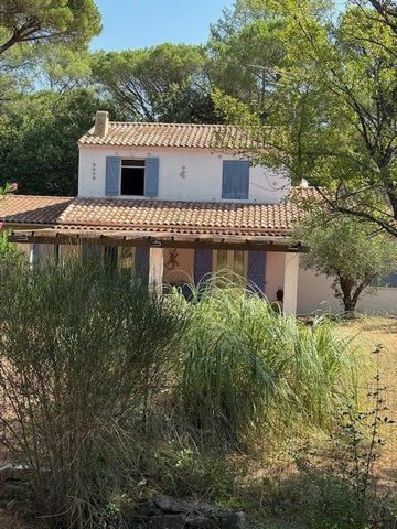 Maison construite en 2001 sur une parcelle clôturée en pleine campagne sur la commune de Besse sur Issole.