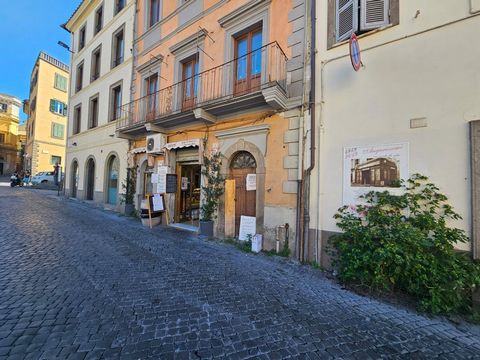 Vendesi Attività Commerciale di Alimentari - Viterbo, Piazza Verdi In pieno centro storico di Viterbo, nella centralissima Piazza Verdi, si propone in vendita attività commerciale avviata di alimentari. Posizione strategica: zona di forte passaggio p...