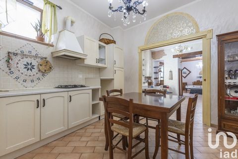 L'Agenzia Immobiliare Montironi offre in esclusiva ad Apiro un locale commerciale al piano terra con ingresso indipendente, di 68 mq, che presenta la possibilità di essere trasformato in residenziale. L'immobile è composto da un ingresso, una cucina ...
