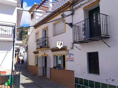 Esta casa adosada de 3 dormitorios dobles está situada en la popular localidad de Canillas de Aceituno, en la región de la Axarquía, con terraza y balcón privados. La propiedad se utiliza actualmente como una tienda local, pero se puede convertir fác...