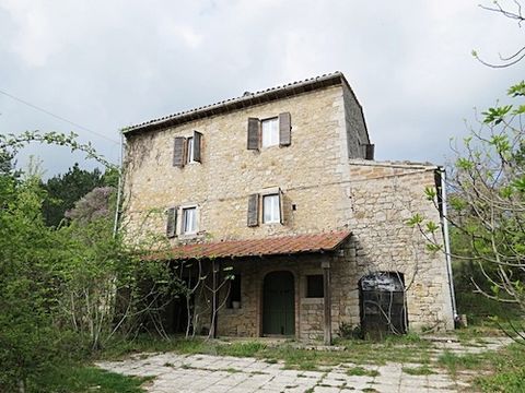 3-bedroom countryhouse of the early '900 with land and outbuildings is surrounded by the greenery of Umbria, between the towns of Todi and Orvieto. The house of 298 square meters is split on three levels. The ground floor is composed by former stable...