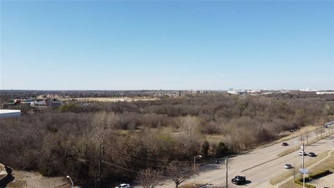 Excellent Development Site with more than 19 Acres of land bordering creek and adjacent to city owned park recreational area in Plano opportunity zone. Excellent location with accessibility and visibility from Central Expressway US 75, nearby access ...