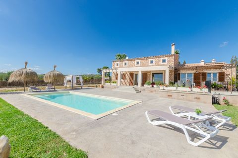 Welcome to the absolute paradise in this fantastic villa, with a private pool and accommodation for 6 guests, on the outskirts of Porto Cristo. As its name suggests, this amazing villa is a true paradise. In front of a beautiful stone construction, i...