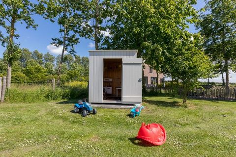 Luxe en comfort met oog voor detail! Een plaatje om te zien, nog fijner om je vakantie in door te brengen. Dit vakantiehuis is nieuw gerealiseerd. Het huis heeft haar eigen bijzondere karakter. Oude dakspanten, robuuste houten trap, de gepotdekselde ...