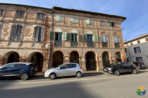 An impressive 5 bed village house located in the heart of Saint Nicolas-de-la-Grave, spread over 3 floors with a lovely courtyard garden to the rear. Built using the traditional red brick of the region, once part of the old convent and directly in fr...