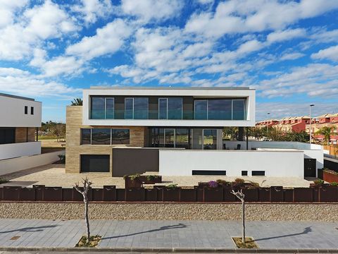 GRAND, AUDACIEUX ET BEAU! Laissez-nous vous présenter cette impressionnante villa en bord de mer dans le quartier le plus recherché de Torre de la Horadada. Construit sur un grand terrain de 874,80m2 - Une trouvaille rare si proche de la mer! Avec un...