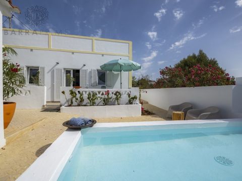 You are looking for a traditional & stylish property, close to Salir in a typical Algarve village? You will certainly love this 2 bedroom house with a tiny plunge pool creating a unique Mediterranean atmosphere on your own patio. The 70 sqm roof terr...