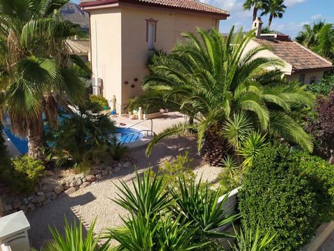 Great villa in quiet urbanization with mountain views. A house with all the comforts, bright, with 4 bedrooms, 3 bathrooms, living room-kitchen, sauna, swimming pool, garden plot ...... A whim to live in. Features: - Terrace - SwimmingPool - Air Cond...